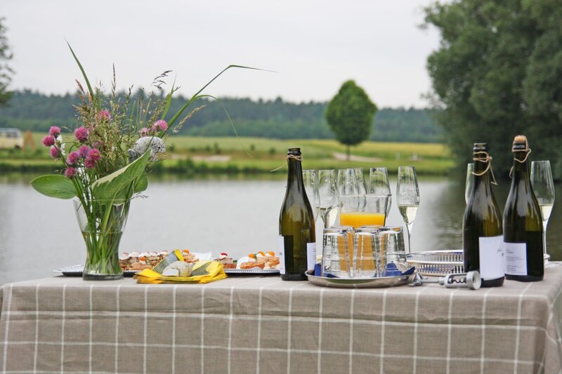 Der Empfangstisch von Margit Hausmann. – Bild: BR/​megaherz gmbh