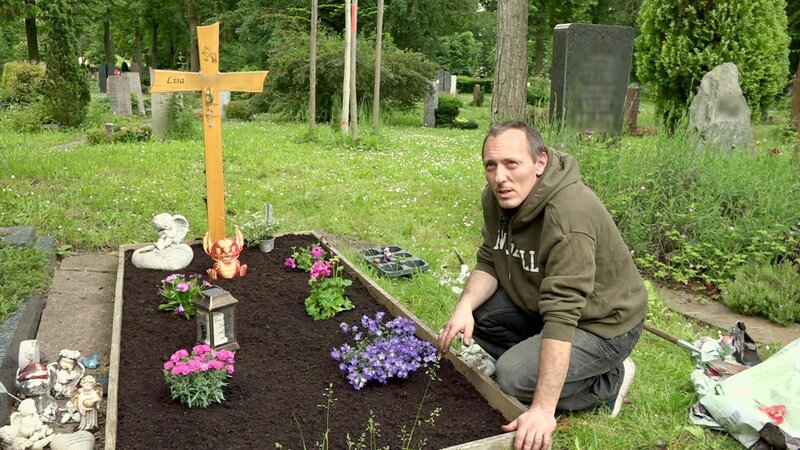 Florian widmet sich mit seiner ältesten Tochter Lea der Grabpflege. – Bild: RTL Zwei