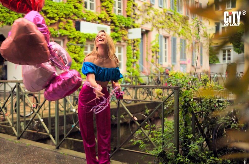 Lola Weippert ist als Liebes-Amor für „City of Love“ unterwegs. – Bild: HR/​SWR