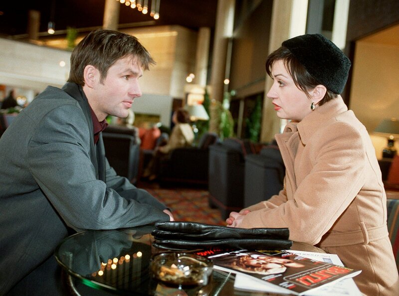 Victor Sonnenberg (Tobias Langhoff, li.), ein erfolgreicher Konzertpianist, trifft gemeinsam mit seiner Schwester Monika (Mediha Cetin, re.) zum letzten Auftritt seiner achtzigtägigen Europa-Tournee in Leipzig ein. Durch einen Zwischenfall muss Victor jedoch sein Konzert abbrechen … – Bild: MDR