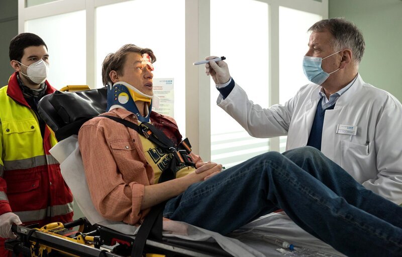 Pepe Kleinert (Vincent Krüger, mi) wird nach einem Autounfall in die Sachsenklinik eingeliefert. Dr. Roland Heilmann (Thomas Rühmann, re.) gegenüber gibt er an, eine Verrückte wäre geradewegs in sein Auto reingefahren. li: Komparse – Bild: MDR/​Saxonia Media/​Wernicke