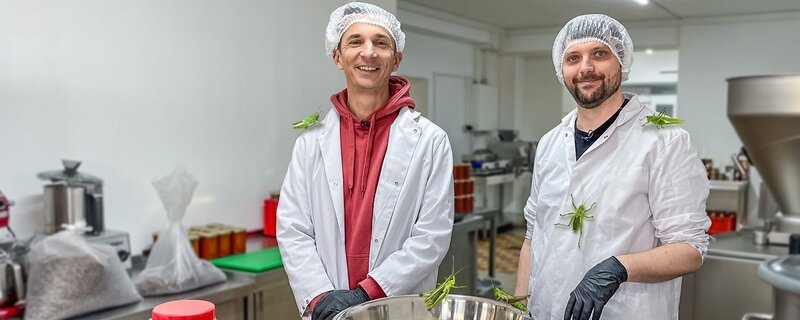 „PUR+“-Moderator Eric Mayer probiert stattdessen Heuschrecken und Grillen. Können Insekten Fleisch in Zukunft ersetzen? – Bild: ZDF