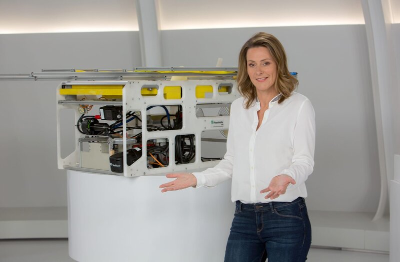 In Zukunft bekommen Bademeister und Rettungsschwimmer einen Rettungs-Roboter zur Aushilfe. – Bild: ARD/​Michael Boehme