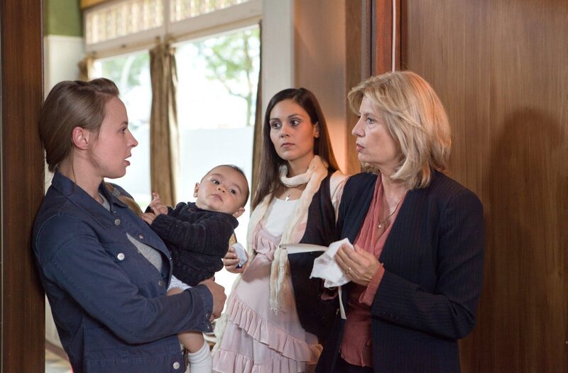 ARD DER DICKE IV. Staffel, Hauptabendserie (13 neue Folgen), Folge 40 „Hinter verschlossenen Türen“, am Dienstag (17.04.12) um 20:15 Uhr im Ersten. Isabel von Brede (Sabine Postel, r.) hat den Fall Gisela Faber (Katja Danowski, l.) übernommen. Der Vater ihres Babys verweigert die Unterhaltszahlung. Yasmin (Sophie Dal, 2.v.r.), selbst hochschwanger, gehen die Sorgen der jungen Mutter sehr nahe. – Bild: ARD/​Georges Pauly