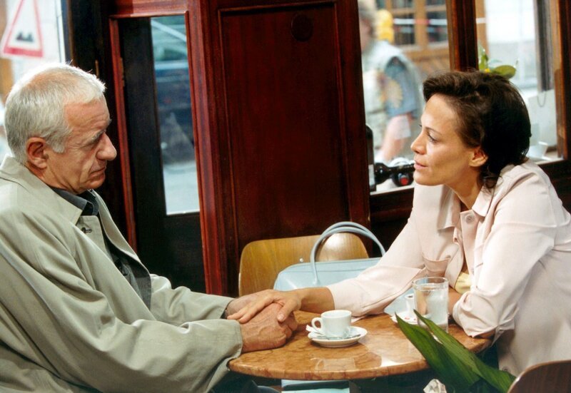 Cora Talheim (Sonja Kirchberger) gesteht dem Münchner Möbelfabrikant Karl Ravinski (Peter Bongartz), dass sie nur engagiert wurde, um ihn zu einem faulen Geschäft zu überreden. – Bild: SWR/​ARD/​Degeto