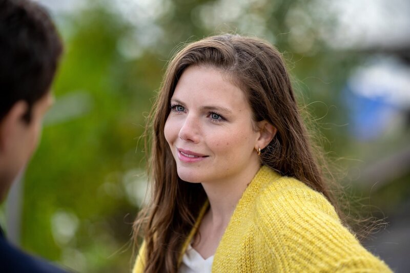 Clara (Leonie Rainer) hat erfolgreich ihr Musikstudium in Boston beendet und kehrt nun voller Tatendrang heim nach Schweden. Dort möchte sie jetzt gerne in der Musikschule ihrer verstorbenen Mutter Kirsten durchstarten. Auf dem Weg in ihre Heimatstadt trifft sie den charmanten Mitreisenden Erik (Tobias van Dieken). – Bild: ORF/​ZDF/​Ralf Wilschewski