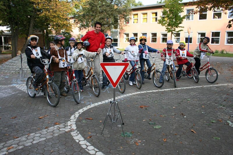 Willi und Schüler der Grundschule Balanstraße nach der Fahrradprüfung. Heute geht’s in der Sendung um die Sicherheit im Straßenverkehr. – Bild: BR/​megaherz gmbh