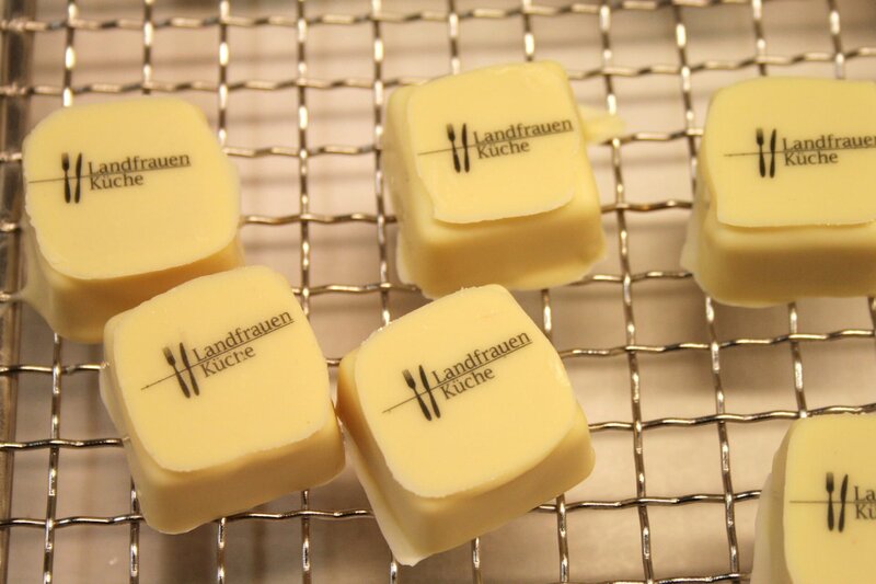 „Landfrauen“-Pralinen. – Bild: BR/​megaherz gmbh