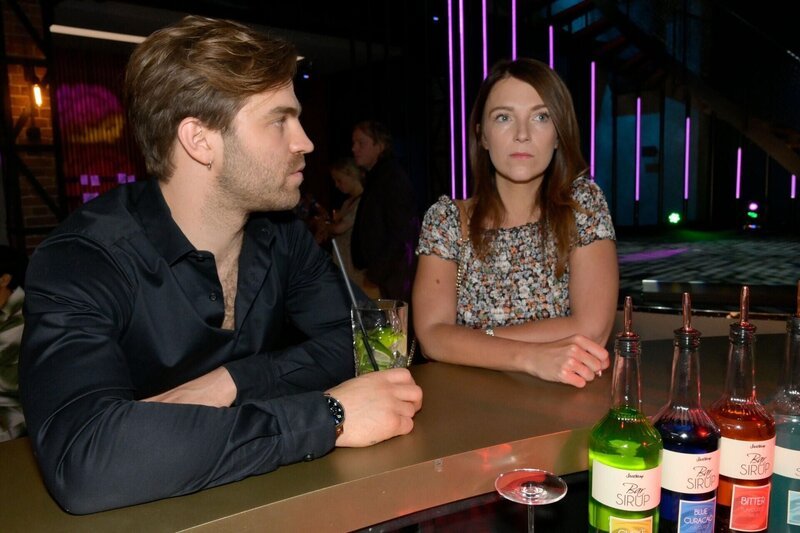 Julian (Onno Buß) versucht sich wieder Lilly (Iris Mareike Steen) anzunähern. – Bild: RTL /​ Rolf Baumgartner