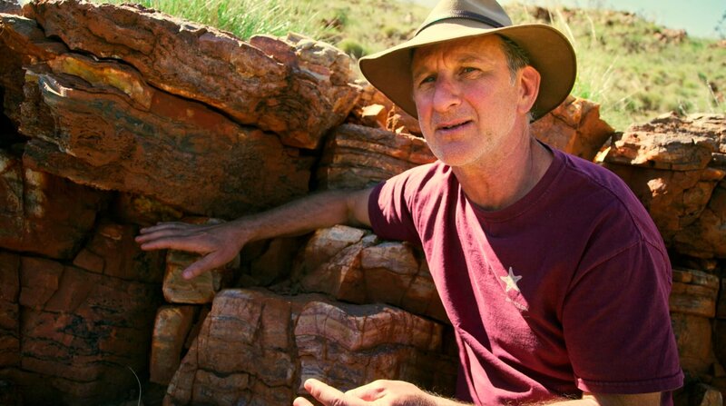 Der Astrobiologe Martin J. Van Kranendonk erforscht den Ursprung des Lebens auf der Erde. In einem Krater der Dresser-Formation findet er den ältesten Beweis, dreieinhalb Milliarden Jahre alt. – Bild: NDR/​Peter Moers