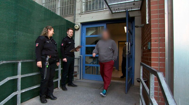 6:00 Uhr ist Arbeitsbeginn für die Gefangenen. – Bild: NDR/​01 film TV Medienproduktion