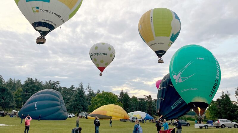 Jedes Jahr steigen in Annonay Ballon-Festivals zu Ehren der Gebrüder Montgolfier. – Bild: NDR/​J. Michael Schumacher