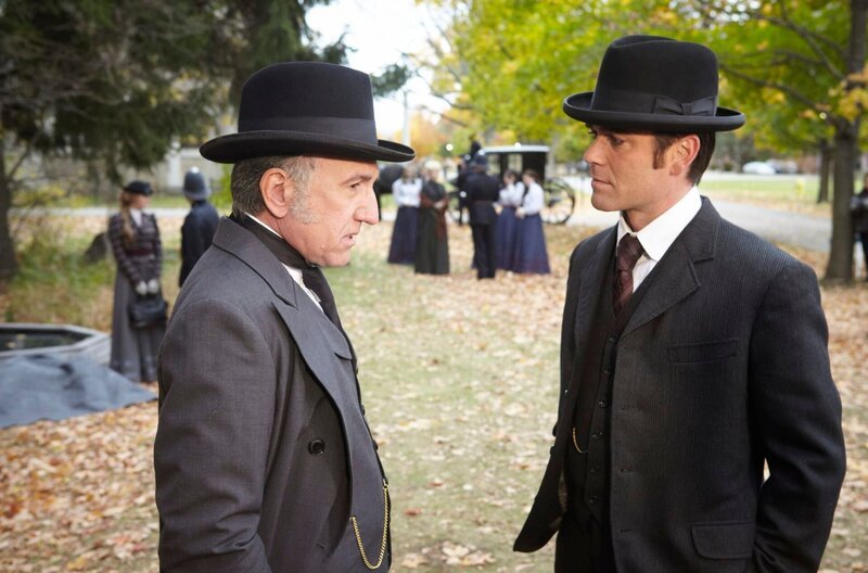 Dr. Harwick (Scott Wentworth, l) und Detective Murdoch (Yannick Bisson) – Bild: WDR/​Stephen Scott