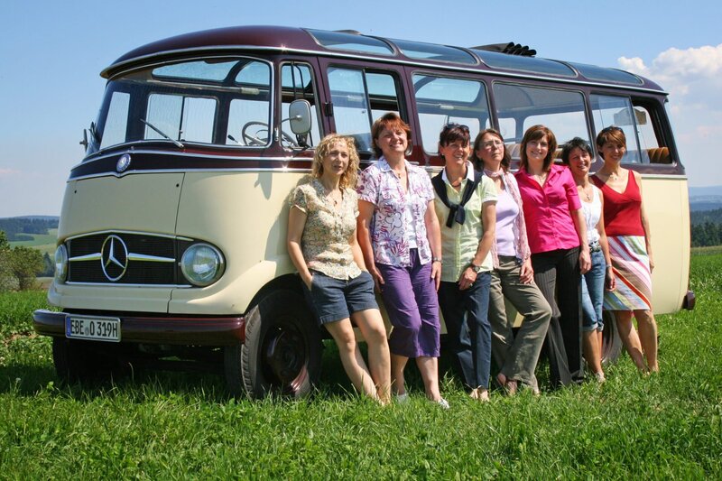 Die Landfrauen zu Besuch in der idyllischen Oberpfalz. Von links: Dagmar Lutzenberger aus Schwaben, Anita Wallrapp aus Unterfranken, Margit Hausmann aus Mittelfranken, Barbara Neuner aus Oberbayern, Christine Schmidkonz aus der Oberpfalz, Dagmar Hartleb aus Oberfranken und Claudia Fenzel aus Niederbayern. – Bild: BR/​megaherz gmbh