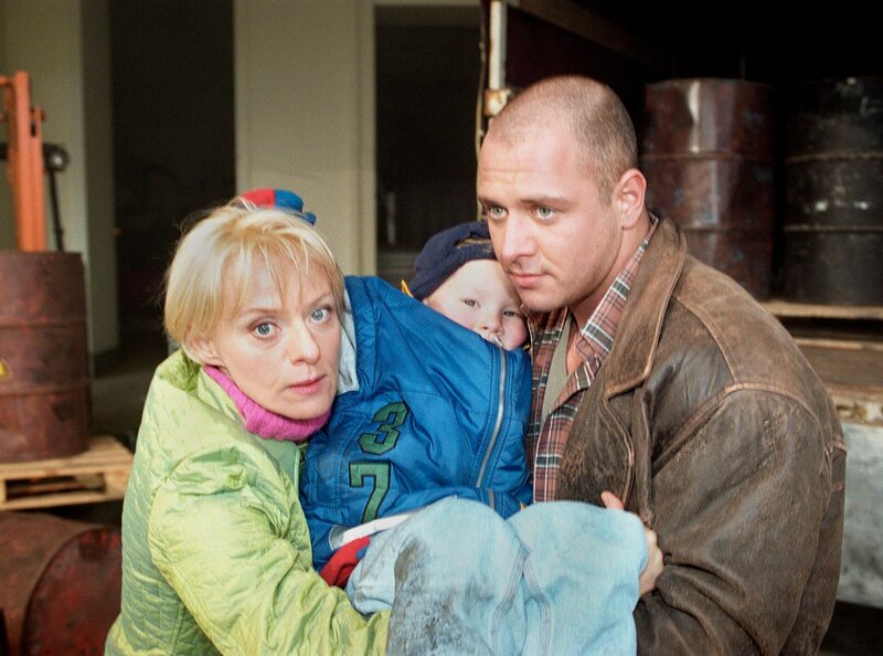 Ein LKW-Fahrer (Tino Glanze, re.) und Linda Jakubeit (Michaela Kaspar, li.) retten Sven Jakubeit (Gregor Hirsemann, Mitte) nach dem Unfall. Sven ist in eine Wolke hochgiftiger Chemie-Dämpfe geraten. – Bild: MDR/​Laue