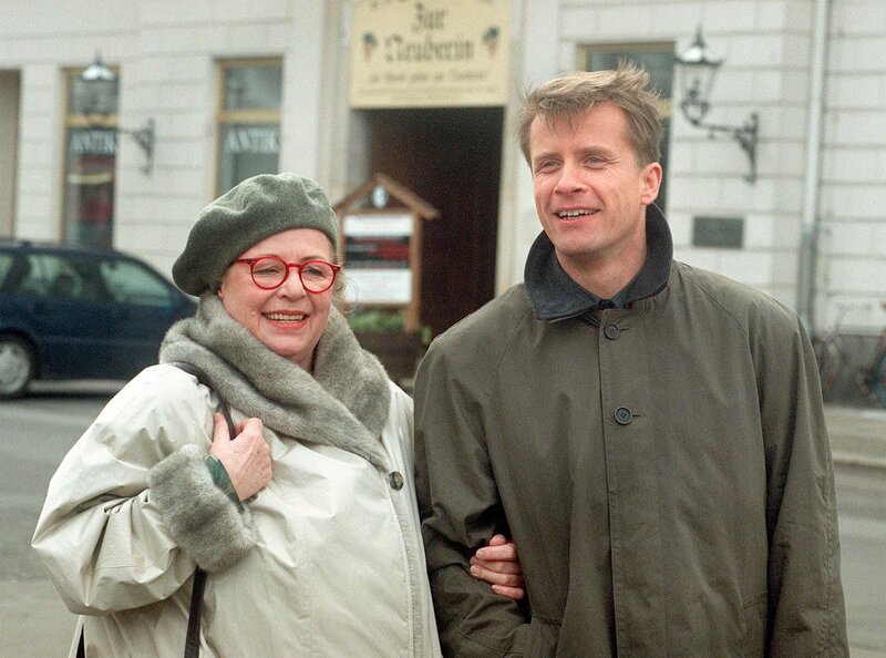 MDR Fernsehen IN ALLER FREUNDSCHAFT, „Unschuldige Opfer“, am Dienstag (08.05.12) um 12:30 Uhr. Dr. Barrach (Axel Wandtke) macht mit seiner Mutter Edda (Marylu Poolmann) einen Stadtbummel. Kurze Zeit später wird Edda Opfer eines Attentates. Ein Amokschütze schießt wahllos um sich. – Bild: MDR/​Laue