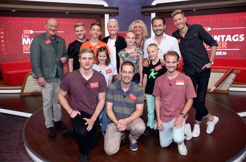 In jeder Sendung tritt ein Team von vier Prominenten gegen acht Kandidaten aus dem Südwesten an – vier Kinder und vier Erwachsene. Und wieder dreht sich alles um die Frage: Wer malt und rät am besten? Hinten v. li.: Bodo Bach, Jannik Stadelmann, Florian Nehring, Guido Cantz, Susanne Fröhlich, Dennis Wilms, Maximilian Arland; Mitte v.li.: Sarah Hupfer, Marie Schnörringer, Nils Schnörringer; Vorne v. li.: David Jäger, Lars Weller, Dario Weis. – Bild: SWR/​Bavaria/​Frank Hempel