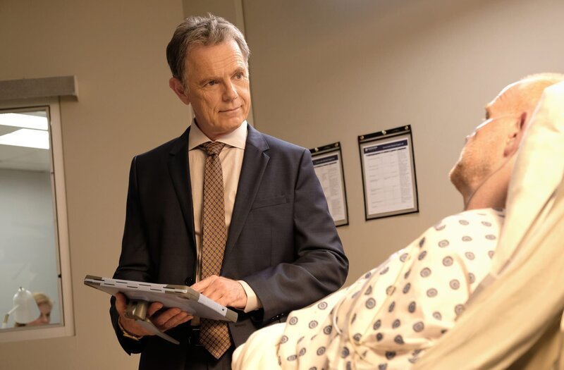 „Atlanta Medical“, „Eine Frage des Gewissens.“ Dank der Kaution, die Dr. Bell für sie gezahlt hat, kommt Lane Hunter aus dem Gefängnis frei. Ihre Opfer und deren Angehörige protestieren empört gegen ihre Freilassung. Darunter auch Roger, der seine Schwester durch Lanes falsche Therapie verloren hat. Conrad hetzt indessen ins Krankenhaus, wo Dr. Bell seinen Vater Marshall gerade operiert. Nach dem Hochzeitsfiasko stürzt sich Devon in die Arbeit. Er macht sich Sorgen um Julian, die unauffindbar scheint. Hat ihr Verschwinden etwas mit ihrem Verrat an ‚Quo Vadis‘ zu tun?Im Bild (v.li.): Bruce Greenwood (Dr. Randolph Bell), Glenn Morshower (Marshall Winthrop). – Bild: 2018⁠–⁠2019 Twentieth Century Fox Film Corporation. All rights reserved. Lizenzbild frei