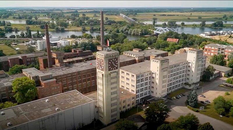 Wittenberge an der Elbe war einmal die „Stadt der Nähmaschinen“. Heute ist es eine Stadt, die sich neu findet: In der alte Öltanks als Tauchbecken genutzt werden, Industriestätten Schauplatz von Konzerten sind und Großstädter einen Neuanfang wagen – mitten im UNESCO-Biosphärenreservat. – Ehemaliges Nähmaschinenwerk Veritas. – Bild: rbb/​Jörg Johow