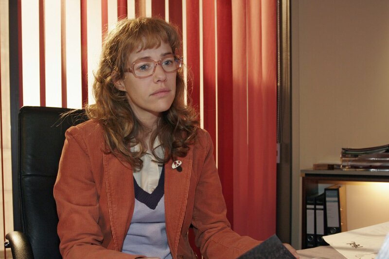 Lisa (Alexandra Neldel) gelingt es nicht, sich auf die Arbeit zu konzentrieren … (Dieses Foto von Alexandra Neldel darf nur in Zusammenhang mit der Berichterstattung über die Serie „Verliebt in Berlin“ veröffentlicht und verbreitet werden.) – Bild: SAT.1 /​ Monika Schürle Eigenproduktionsbild frei