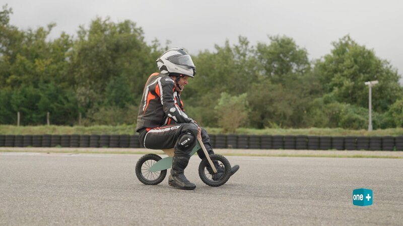 Ein Mann fährt auf einem Kinderfahrrad. – Bild: CH Media
