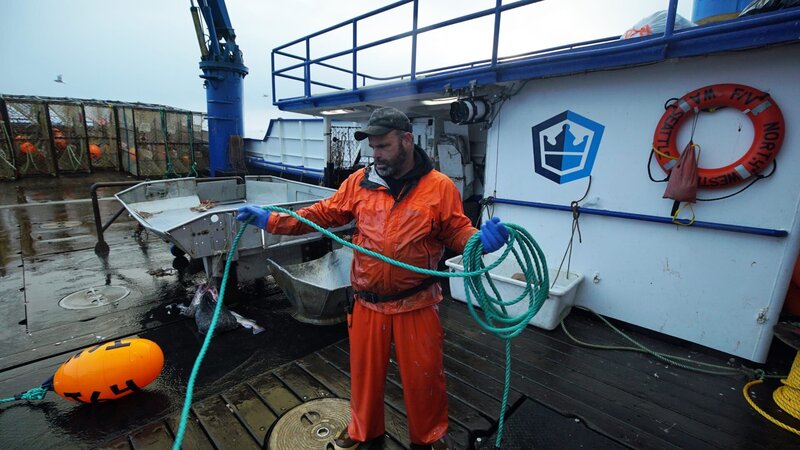 Northwestern Deckhand, Matt Bradley, hand coils some line. – Bild: Discovery Communications, LLC