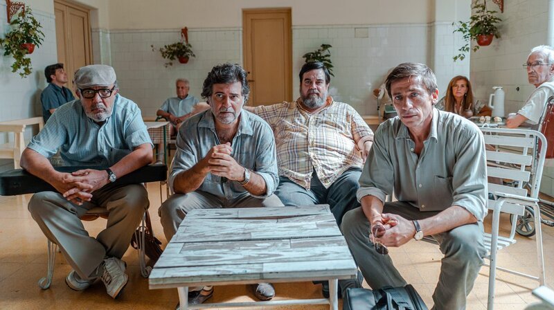 v.l.n.r. Julio Färber (Diego Cremonesi), Carlos Acosta (Carlos Portaluppi), Tito Godoy (Rafael Spregelburd) und Atilio Fernández (Manuel Vicente) möchten Ricardo Tortorella (Mario Alarcón) dazu überreden bei deren Tangoband zu singen. – Bild: WDR/Lailaps Films v.l.n.r. Julio Färber (Diego Cremonesi), Carlos Acosta (Carlos Portaluppi), Tito Godoy (Rafael Spregelburd) und Atilio Fernández (Manuel Vicente) möchten Ricardo Tortorella (Mario Alarcón) dazu überreden bei deren Tangoband zu singen. – Bild: WDR/Lailaps Films