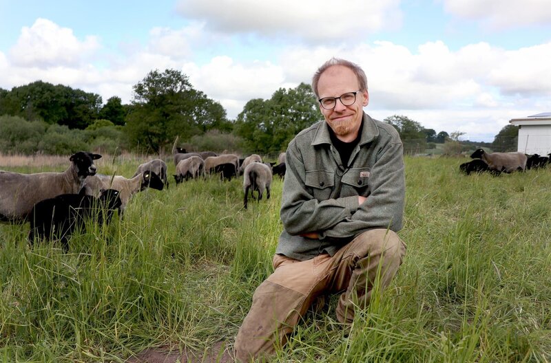 Marco Scheel stellt Mecklenburg mit seiner Firma Nordwolle Textilien aus der Wolle heimischer Schafe her. – Bild: SWR