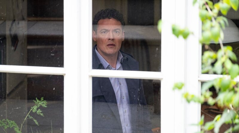 Soko-Chef Bram de Groot (Fedja van Huêt) findet einen Hinweis seines Undercover-Ermittlers. – Bild: ARD Degeto/​Dinand van der Wal