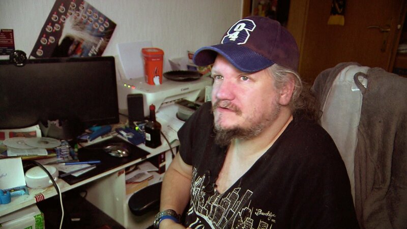 Dieter büffelt für seine LKW-Theorieprüfung. Wird er bestehen? – Bild: RTLZWEI