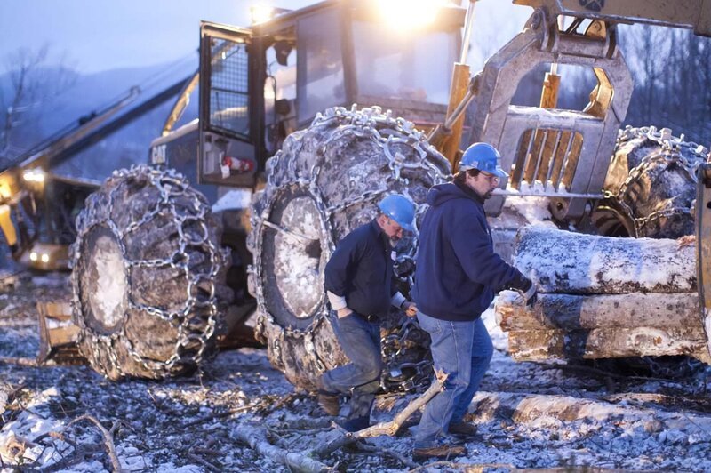 Rudy Pelletier talks with the operator of a grapple skidder on a worksite at the Pelletier’s vast logging operation in Northern Maine. – Bild: Copyright: Discovery Communications, Inc. For Show Promotion Only