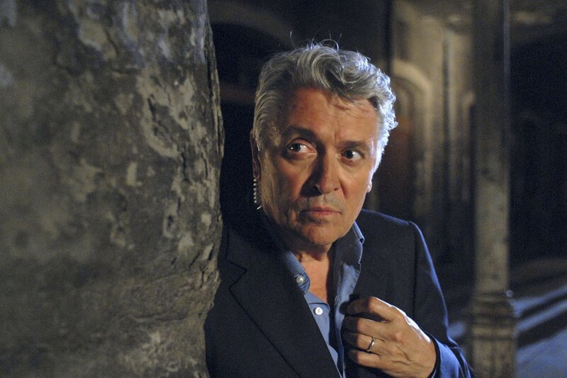 Auf der Lauer: Commissario Laurenti (Henry Hübchen). – Bild: PLURIMEDIA (SWR/​ARD Degeto/​Martin Menke)