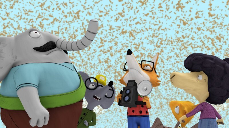 Die Einwohner von Windhausen beobachten erstaunt, wie ein riesiger Erdnussregen über Windhausen niedergeht. – Bild: NDR/Autour de Minuit Productions/France Télévisions/Borderline Films Die Einwohner von Windhausen beobachten erstaunt, wie ein riesiger Erdnussregen über Windhausen niedergeht. – Bild: NDR/Autour de Minuit Productions/France Télévisions/Borderline Films