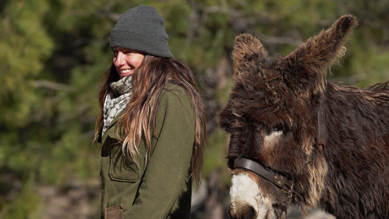 Christina Castelanelli smiling with their donkey Junior before they take him to Mackay Bar and then Indian Creek. – Bild: Discovery Communications /​ For Show Promotion Only/​Discovery Communications, LLC/​For merchandising, publishing & ancillary products, please contact Global Rights Management./​Discovery Communications, LLC
