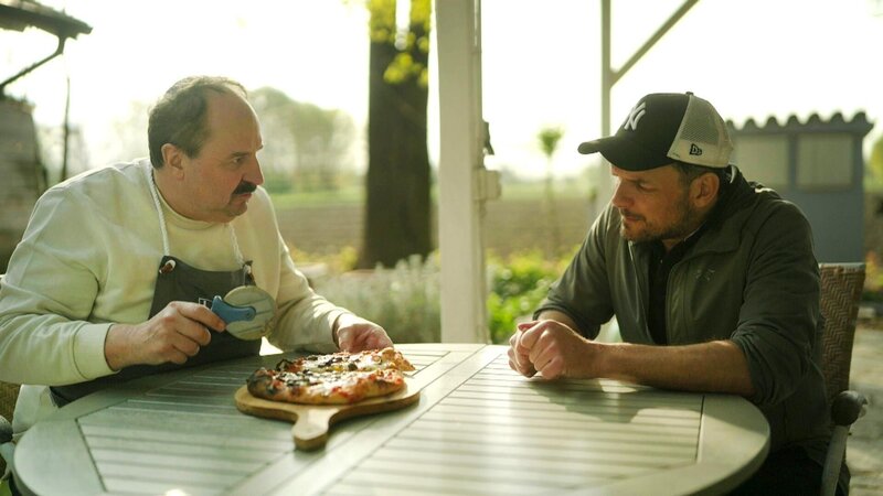 Johann Lafer (l.) und Steffen Henssler – Bild: RTL /​ Grenzenlos Genial Gekocht mit Henssler und Lafer – Pilot