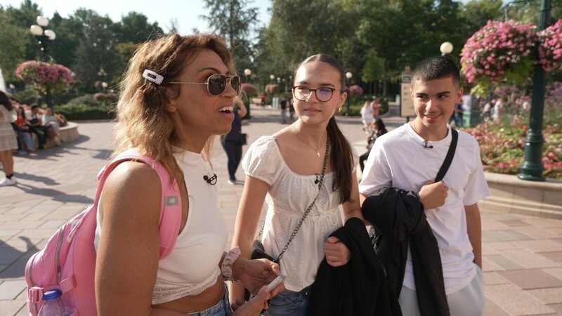 (v.l.) Carla, Yvetta und Ayerton in Disneyland +++ Die Verwendung des sendungsbezogenen Materials ist nur mit dem Hinweis und Verlinkung auf RTL+ gestattet. +++ – Bild: RTL /​ ITV Studios /​ Gänsehaut & Glücksgefühle – Europas größte Freizeitparks