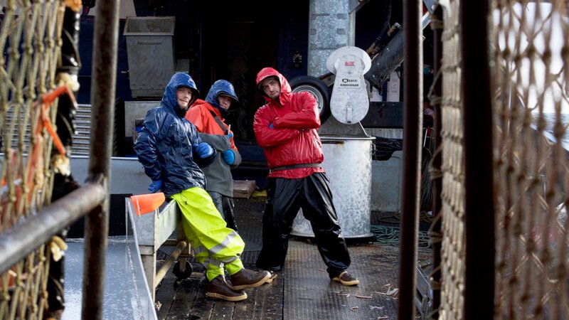 Left to Right: Deckhand Steven Legino, Deckhand James Jones, and Engineer Kyle Sample on the Saga. – Bild: Discovery Communications, LLC