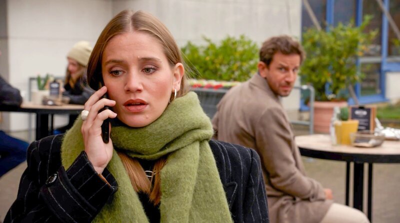 Arthur (Vivian Frey r.) und Svenja planen, Bella (Alessia Mazzola l.) und Elyas wieder zusammenzubringen. Sie arrangieren ein Treffen im Carlas, damit die beiden sich aussprechen können … – Bild: NDR/​ARD/​Studio Hamburg Serienwerft