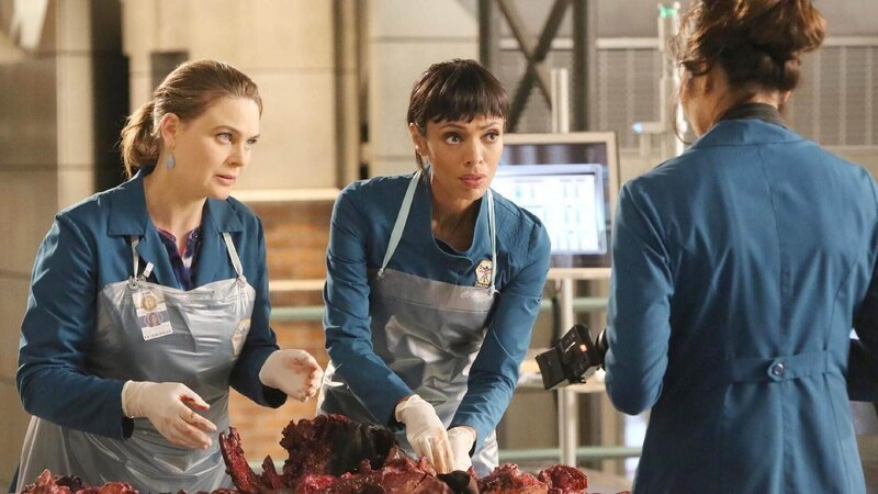 V.l.: Brennan (Emily Deschanel), Cam (Tamara Taylor) und Angela (Michaela Conlin, Rückansicht) untersuchen die Leiche eines Mordopfers, die von dem Mörder offenbar mit einer Bombe präpariert wurde. – Bild: TVNOW /​ FOX