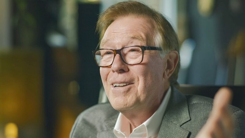 Michael C. Mitchell, Produzent der weltweiten Live-Aid- Übertragung. – Bild: ORF/​Turner Broadcasting System/​Brook Lapping