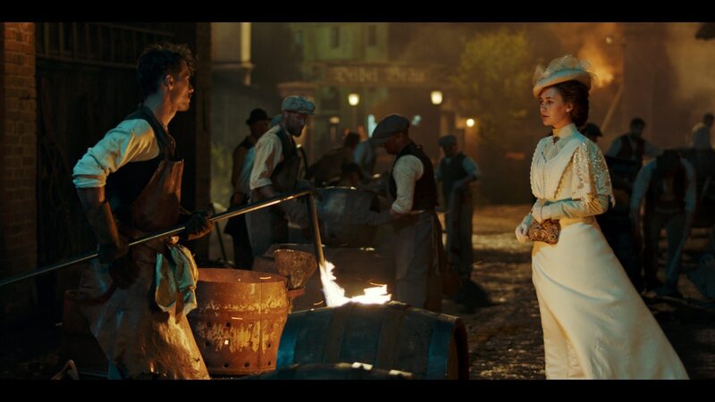 Clara Prank (Mercedes Müller) besucht Roman Hoflinger (Klaus Steinbacher) auf dem Hof des Deibel Bräu, um ihm zu sagen, dass sie von ihm schwanger ist. – Bild: Felix Cramer /​ BR, ARD Degeto, MDR, WDR, Zeitsprung Pictures GmbH
