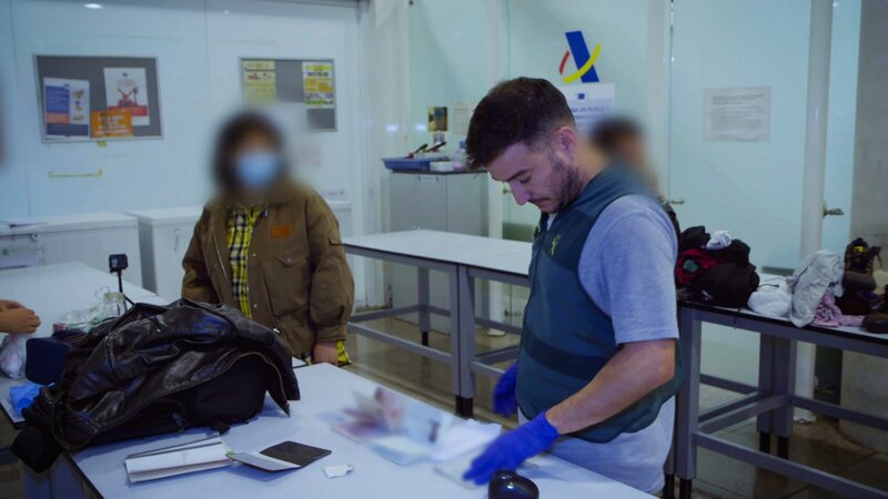 In Barcelona kontrollieren die Grenzbeamten die Ausweise der Passagiere. – Bild: Warner Bros. Discovery