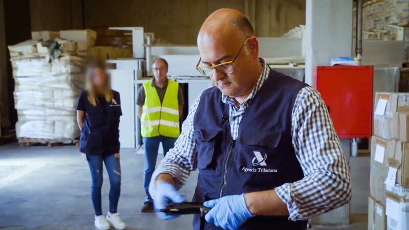 Zollfahnder machen in Barcelona einen mobilen Scanner einsatzbereit. Denn die Grenzschützer haben eine Warnung erhalten. – Bild: Warner Bros. Discovery