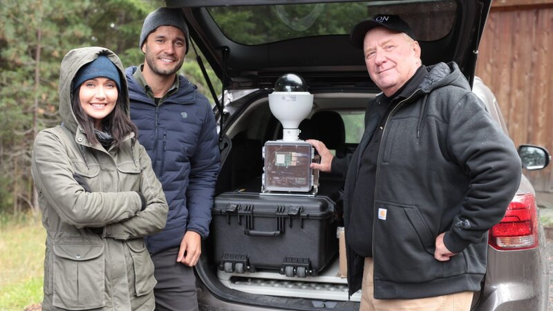 Die Moderatoren Jessica und Phil testen mit Dan Nims eine neue Technologie. – Bild: Discovery Channel /​ Photo Bank 37042_ep106_014 /​ Discovery Communications, LLC