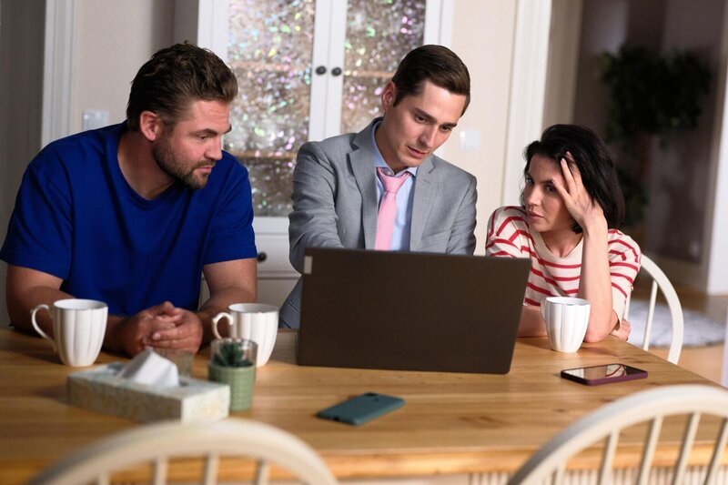 Sina (Valea Scalabrino) realisiert entsetzt, dass Rolf immer in der Nähe war. Links Bambi (Ben Heinrich), in der Mitte Ringo (Timothy Boldt) – Bild: RTL /​ Stefan Behrens