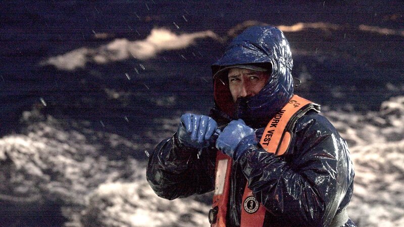 Saga Deck Boss, Joe Gomez, tightens his rain hood in rising weather. – Bild: Discovery Communications, LLC