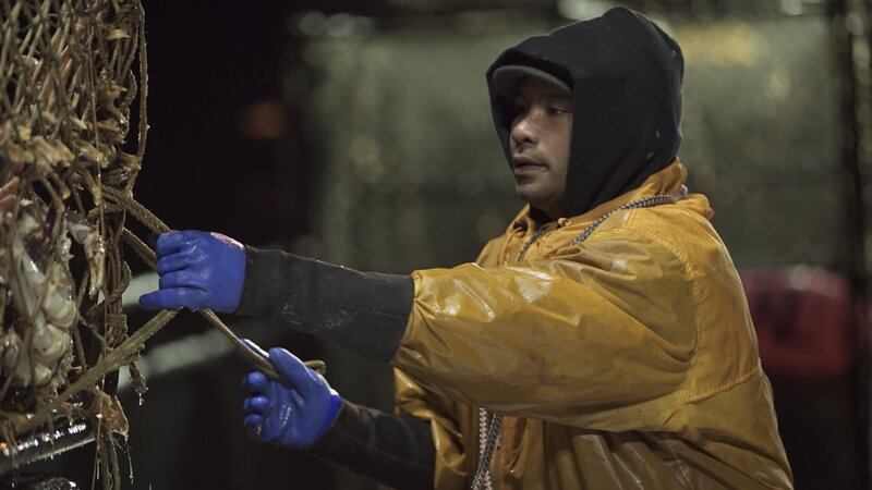 Deckhand James Tommy hauls a full pot on the Time Bandit. – Bild: Discovery Communications
