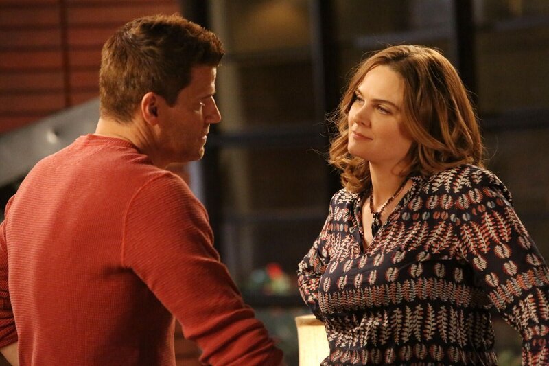 Booth (David Boreanaz) und Brennan (Emily Deschanel) können nach den mühsamen Ermittlungen im Mordfall der jungen Pflichtverteidigerin endlich ihre Zweisamkeit und Ruhe genießen. – Bild: RTL /​ FOX