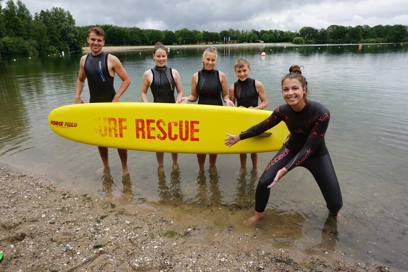 Laura stellt gemeinsam mit vier DLRG-Aktiven den Rettungssport vor. Wie unterscheidet sich der Sport von echten Wasserrettungen? – Bild: ZDF/​Frank W. Hempel