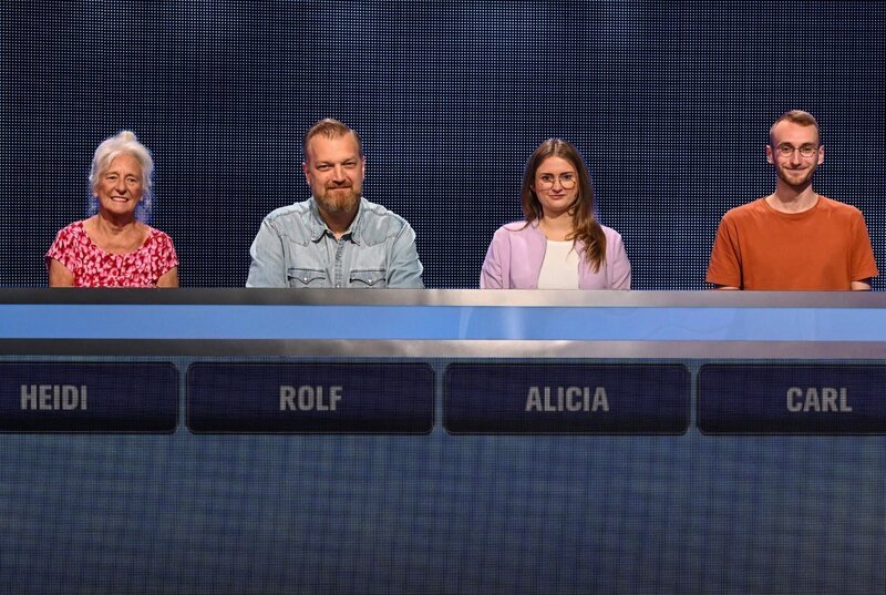 ARD GEFRAGT – GEJAGT FOLGE 894, „Alexander Bommes präsentiert beliebtes Quizformat“, am Dienstag um 18:00 Uhr im ERSTEN. Aufzeichnung zum ARD-Quiz „Gefragt-Gejagt“ Die Kandidaten (v.l.n.r. am Panel): Heidi Römer, Rolf Scheer, Alicia Dengler, Carl Meinhof. – Bild: ARD/​Uwe Ernst